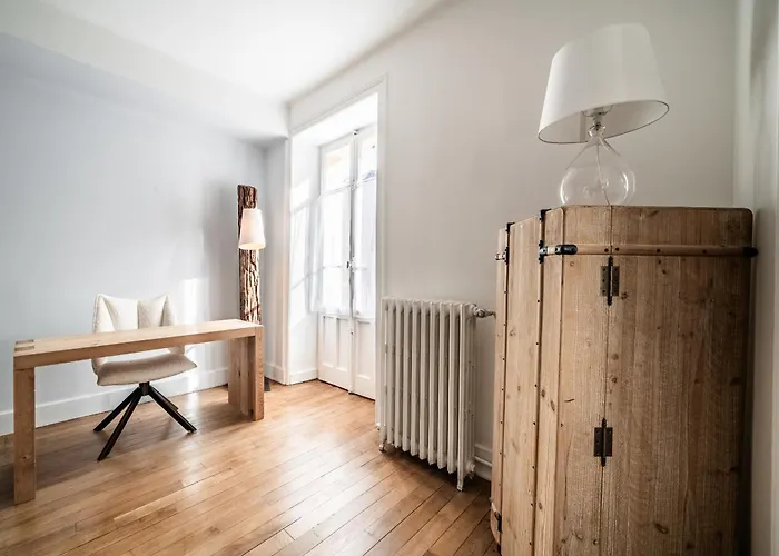 Brina - By Emerald アパート