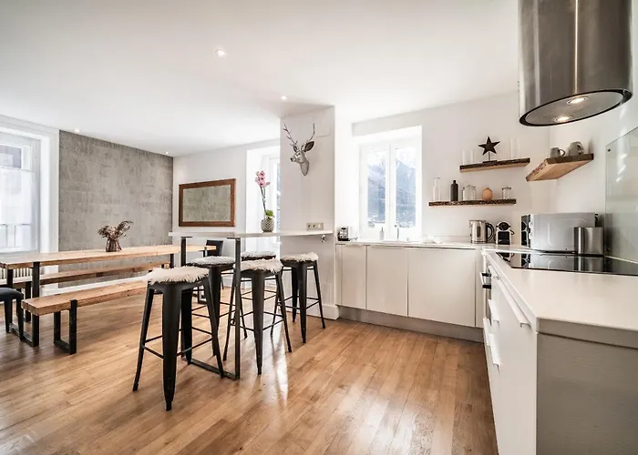 Brina - By Emerald アパート シャモニー